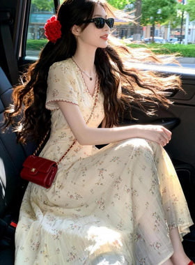 伊茉法式复古高级感v领碎花连衣裙女夏2026新款度假风显瘦长裙子