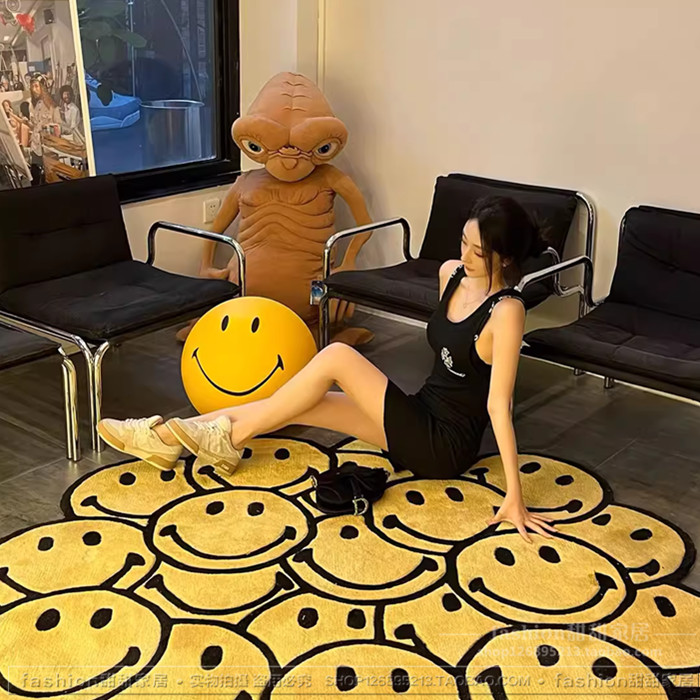 卡通儿童少女黄色笑脸地毯创意椭圆形异形不规则加厚公主可爱地垫