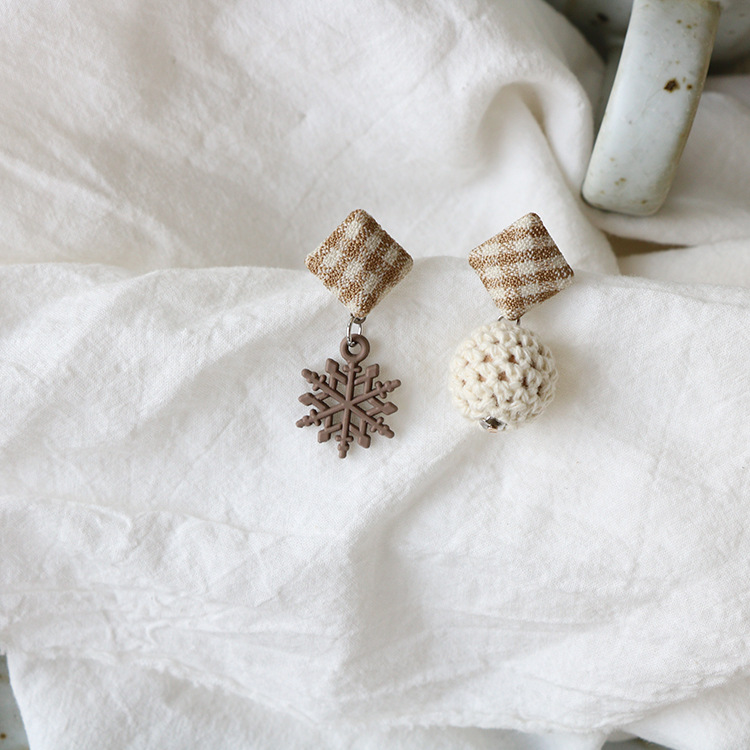 雪花温柔奶茶色毛球复古小众耳环
