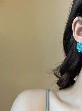 可爱蓝色串珠耳钉重工手工编织绣球耳环显白度假风耳夹蚊香盘耳饰