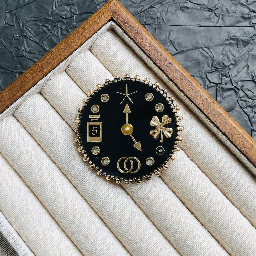 轻奢小香风黑色时钟胸针配饰领口防走光高级感气质时髦别针胸花潮,饰品/流行首饰/时尚饰品新,胸针,淘宝优惠券,粉丝福利购,淘宝优惠卷