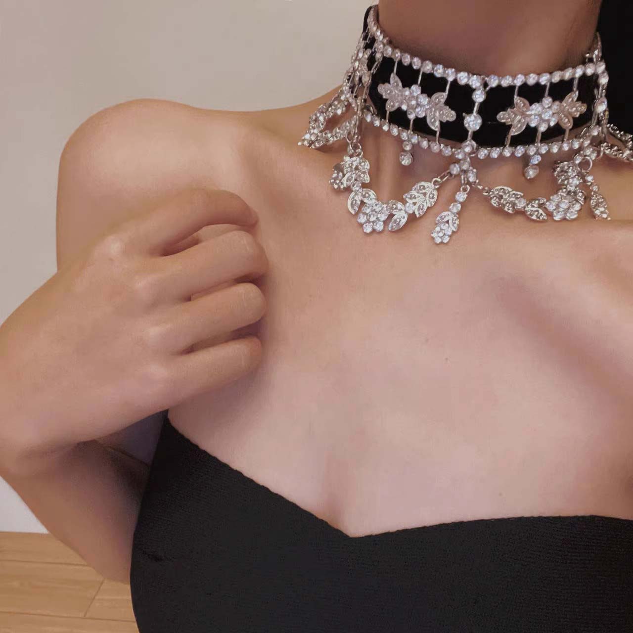 黑色丝绒满钻流苏宽版项圈项链女