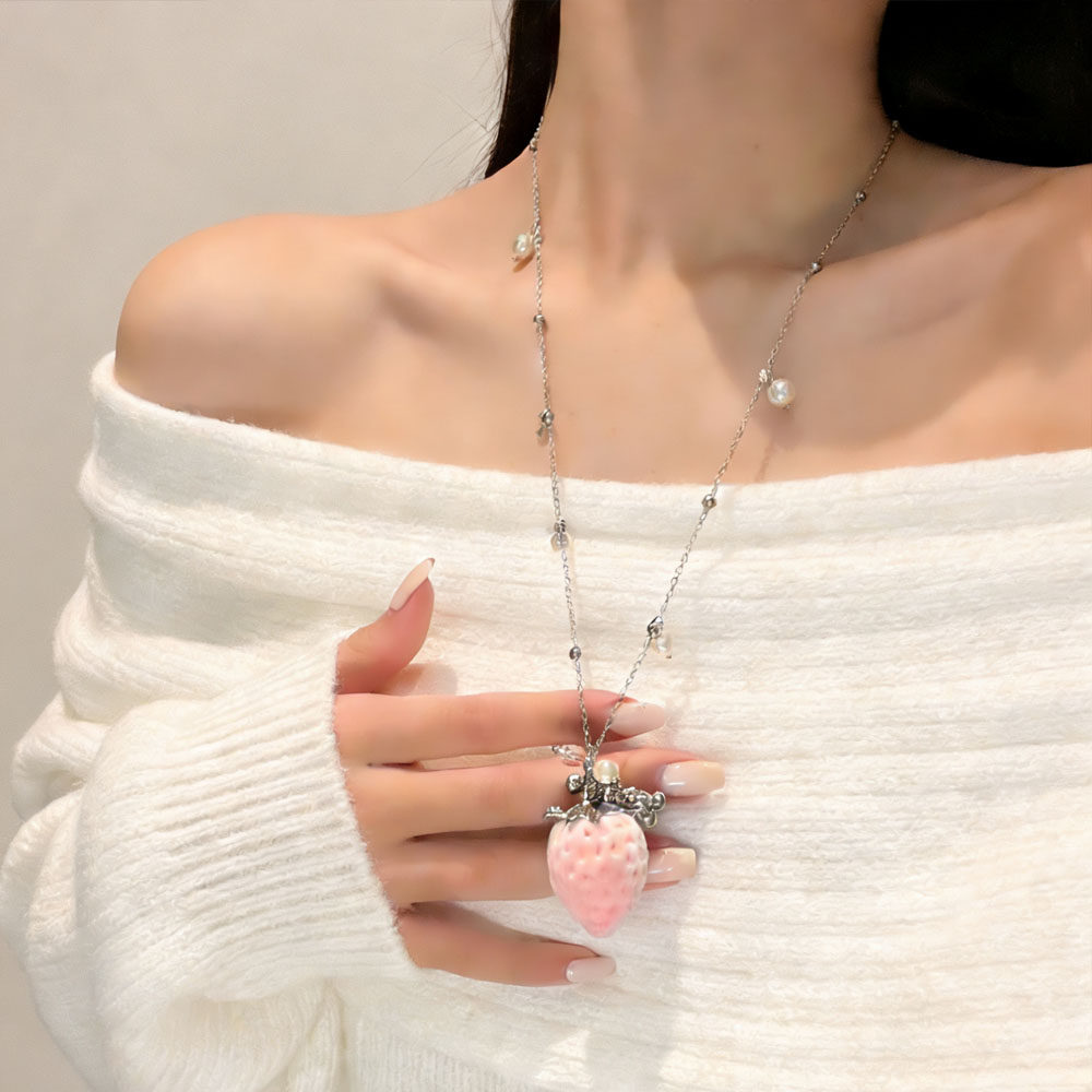 甜美粉色植绒草莓吊坠项链女个性优雅小众高级感长款毛衣链配饰品,饰品/流行首饰/时尚饰品新,项链,淘宝优惠券,粉丝福利购,淘宝优惠卷