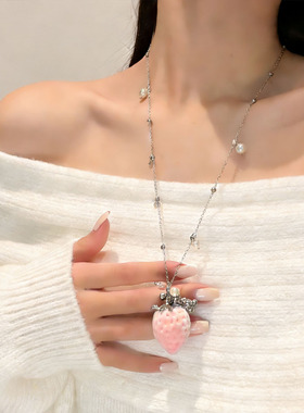 甜美粉色植绒草莓吊坠项链女个性