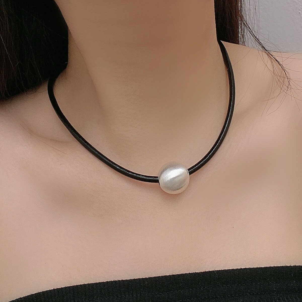 金属皮绳女大圆球锁骨链