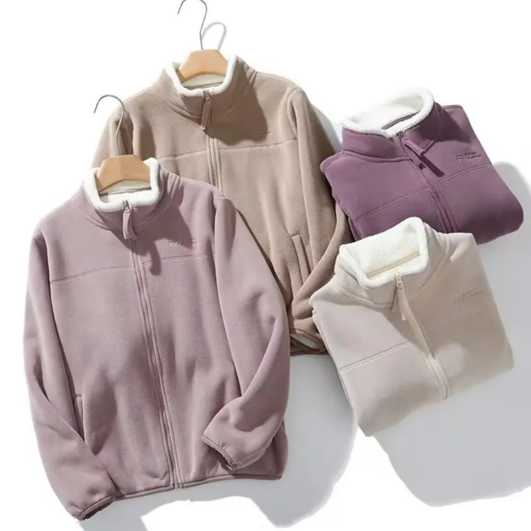 胸前精美同色刺绣，细节一丝不苟