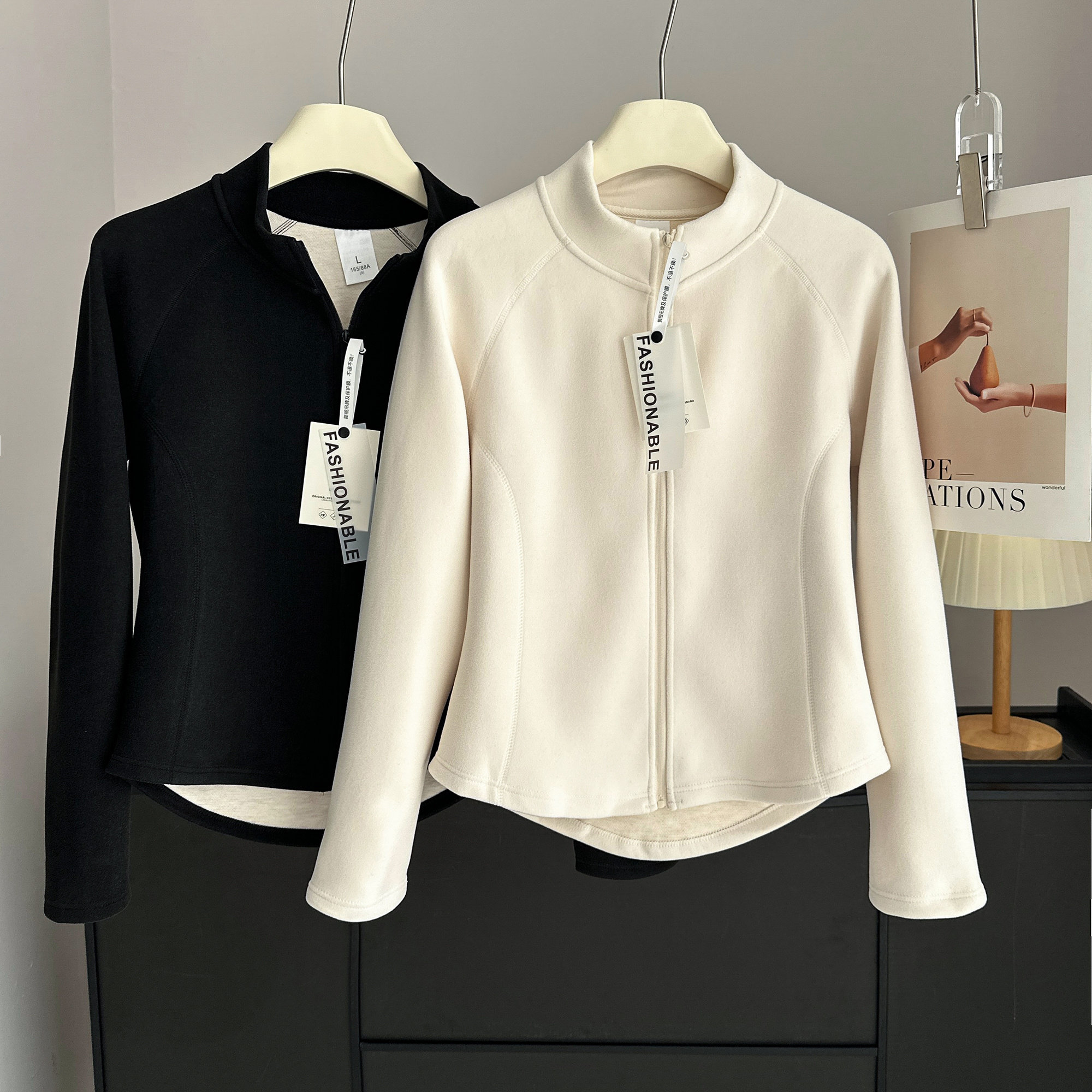 连帽防风抗寒，立领更显利落优雅