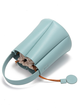 蓝色牛皮手提包2026新款小众设计法式优雅花朵造型抽绳水桶手拎包