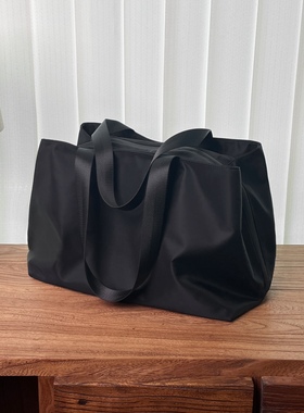 防水尼龙牛津布包2026新款小众设计多隔层大容量购物袋黑色托特包