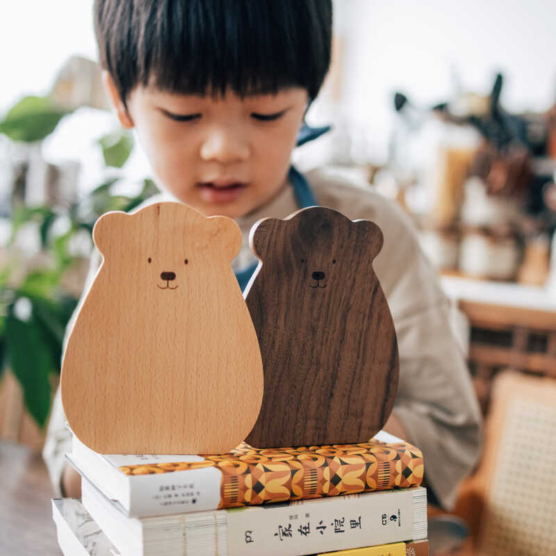 半宅实木书立桌面小熊书档摆件