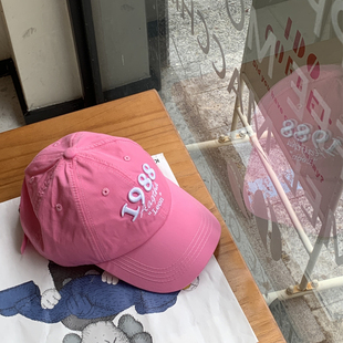 温柔粉色帽子女春秋新款 可爱软顶鸭舌帽字母刺绣宽帽檐遮脸棒球帽