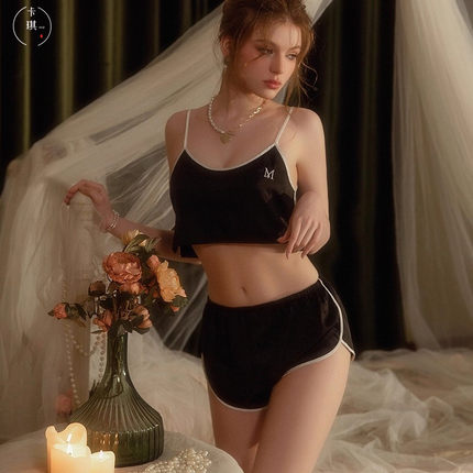 夏季薄款性感冰丝睡衣女2026新款高级感吊带短裤家居服套装可外穿