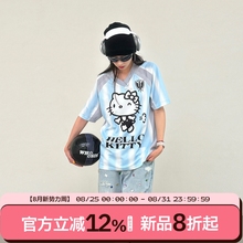 【HELLO KITTY官方联名】WHOOSIS 绣章条纹足球服短袖夏男美式潮