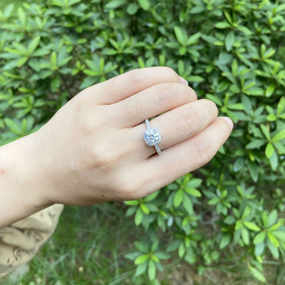 D色VVSI级1克拉莫桑石钻戒豪华方包显大情侣结婚对戒婚戒模型银托