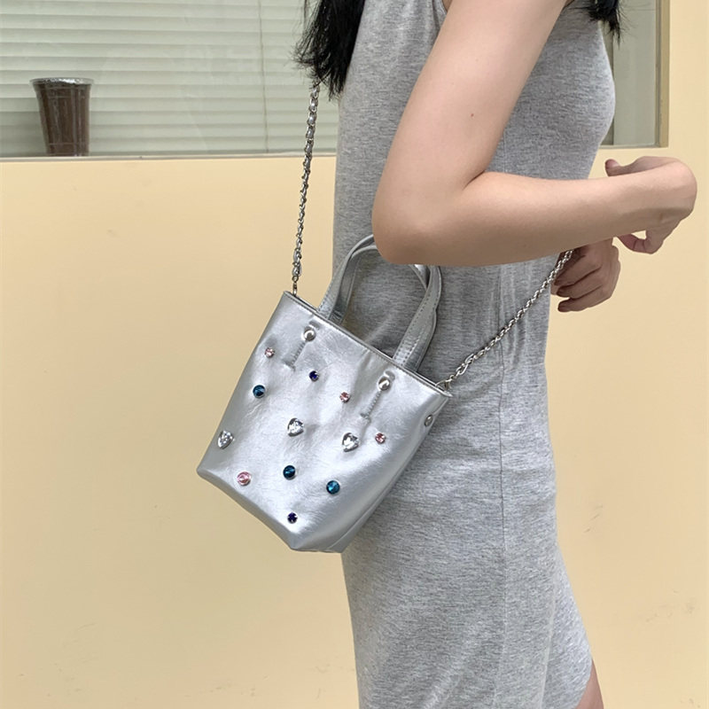 新款宝石银色斜挎包韩国小众百搭手提包女生夏季休闲甜辣手机小包