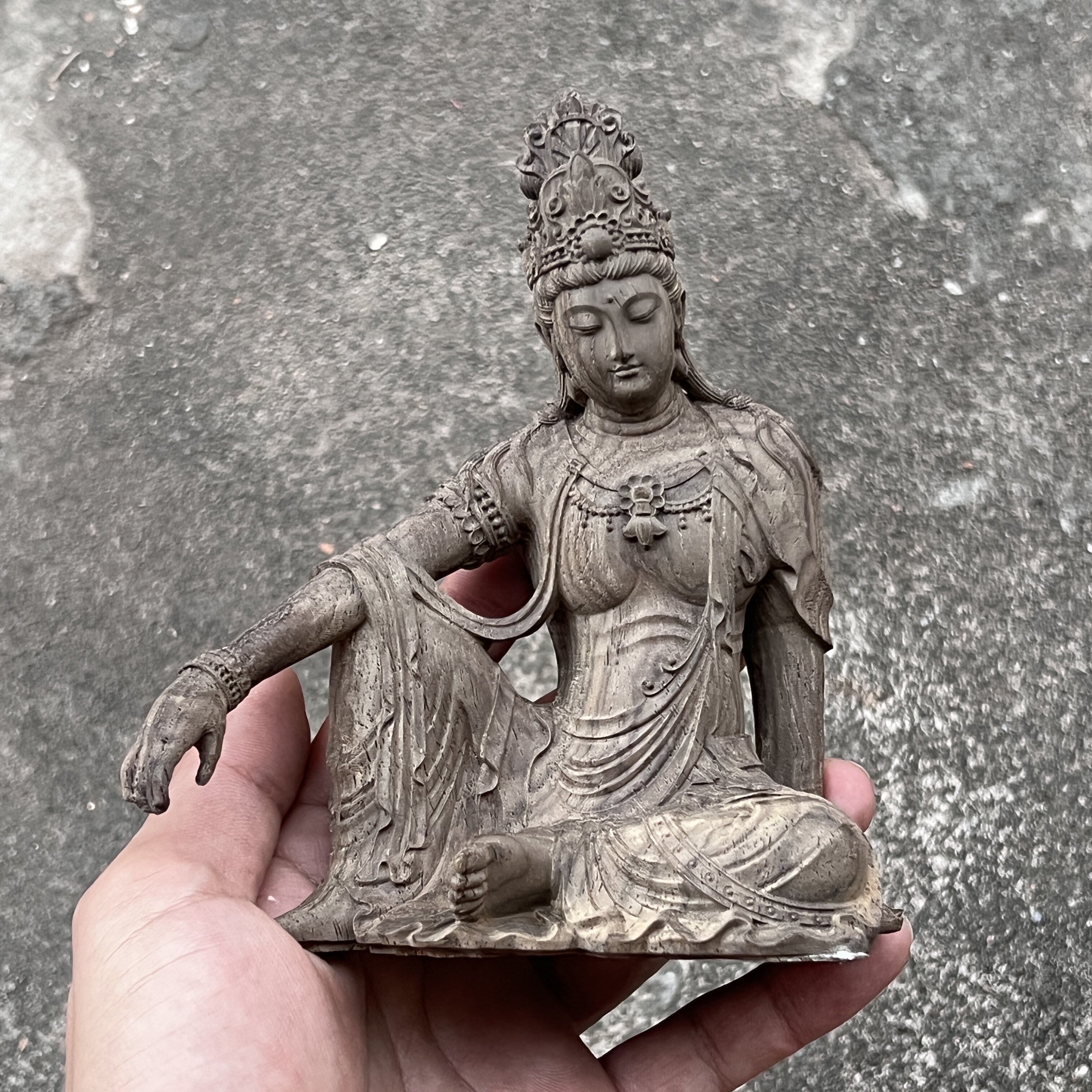 沉香木雕自在观音实木观自在菩萨摆件家用供奉佛像客厅书房工艺品