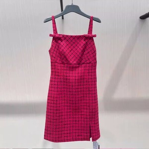 欧阿玛施女装2023秋冬新款时尚玫红色羊毛小香风格纹吊带连衣裙女