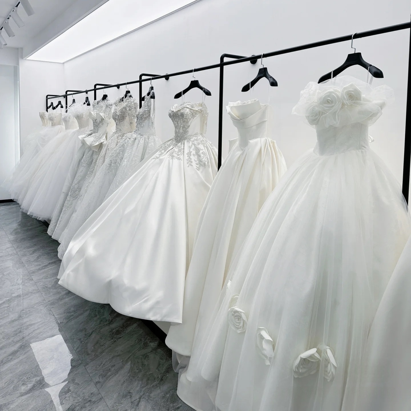 落地靠墙婚纱架子上墙壁挂礼服架
