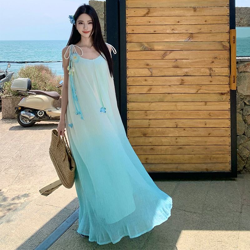 大码女装2026新款胖mm显瘦遮肚法式仙气度假风渐变蓝色花朵吊带裙