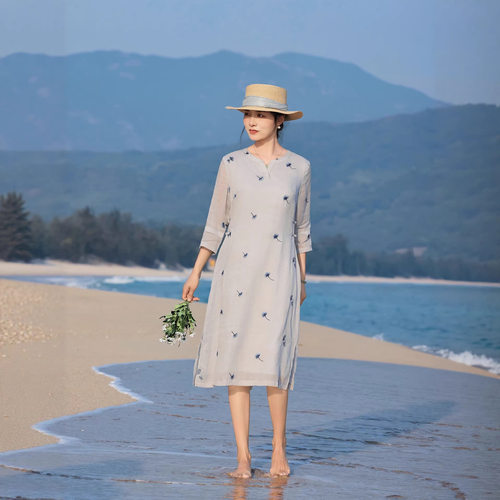 铅笔裙2026新款刺绣女装v领七
