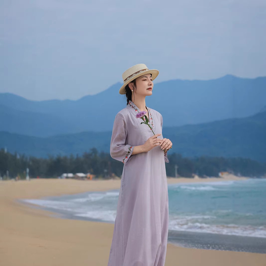 滔语 紫烟绣影 时尚V领复古苎麻绣花年轻款宽松显瘦浅紫色连衣裙
