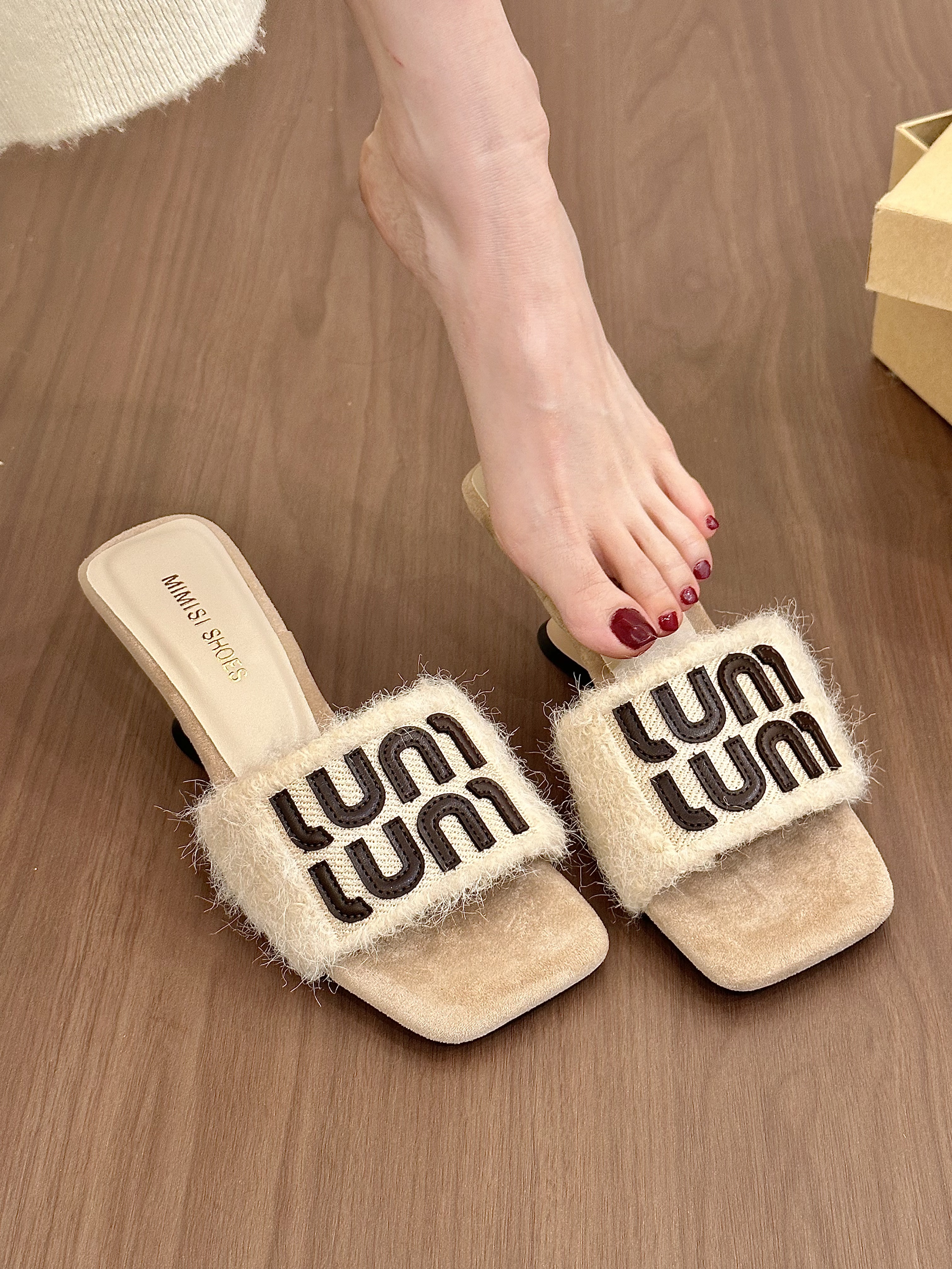 titing温柔miu！气质绒面方头字母一字带坡跟凉拖女秋粗跟拖鞋