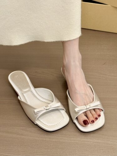 titing法式缎银！气质缎面方头一字带坡跟凉拖女下蝴蝶结露趾凉鞋