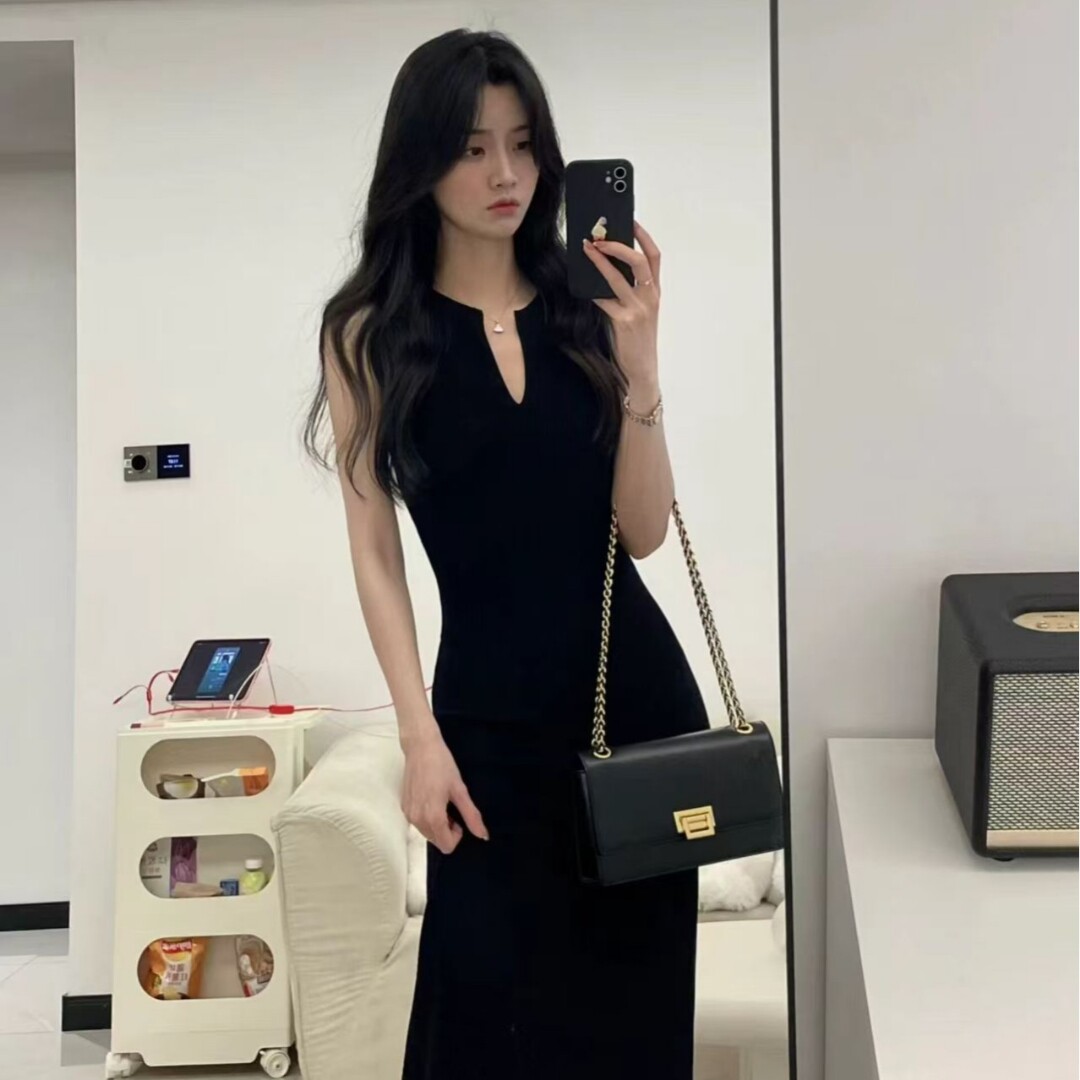 原创气质赫本风黑色V领针织连衣裙修身无袖长裙子韩系chic
