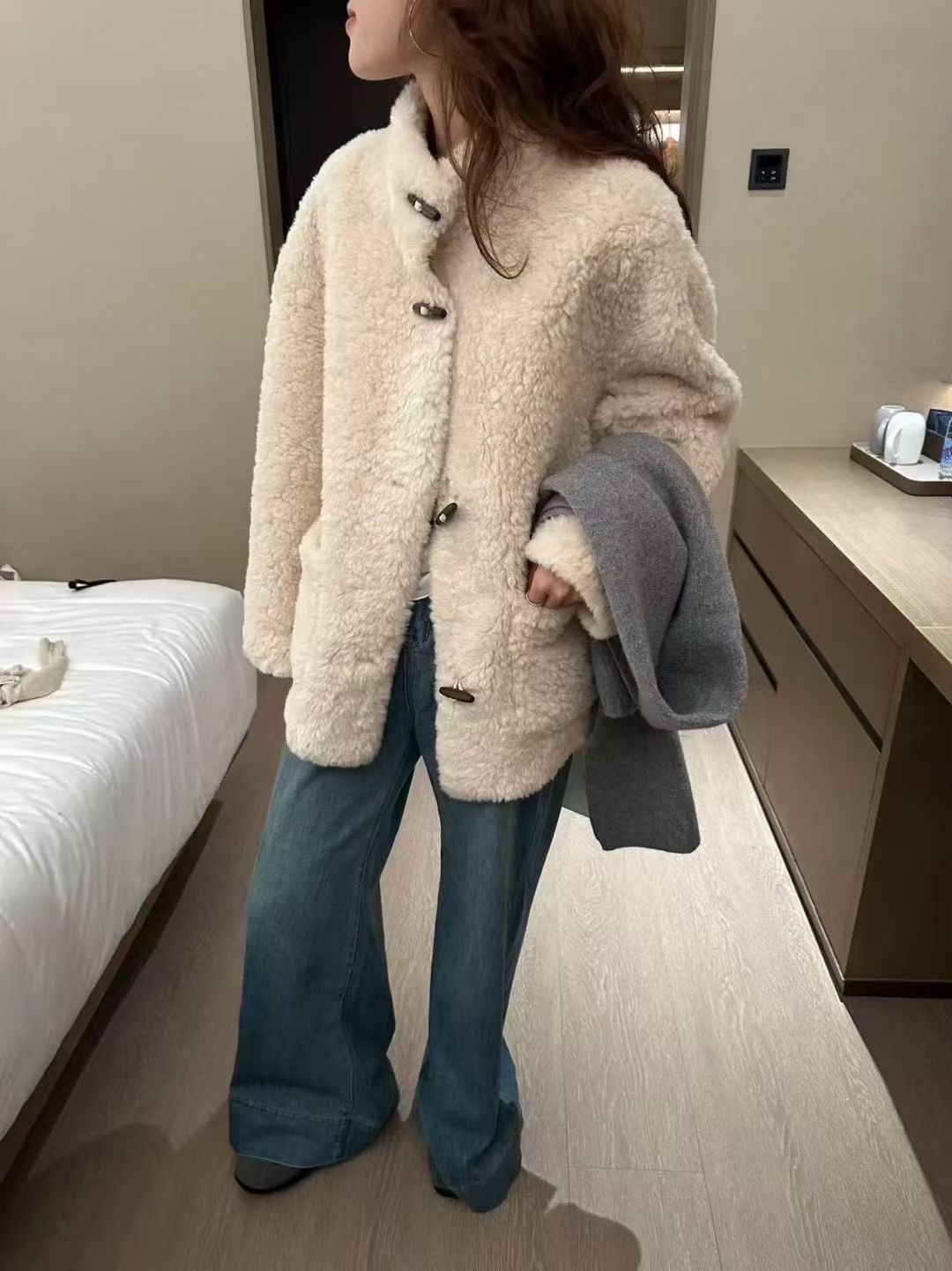 TR时尚羊羔毛慵懒风牛角扣2025冬季新款皮毛一体皮草外套女中长款