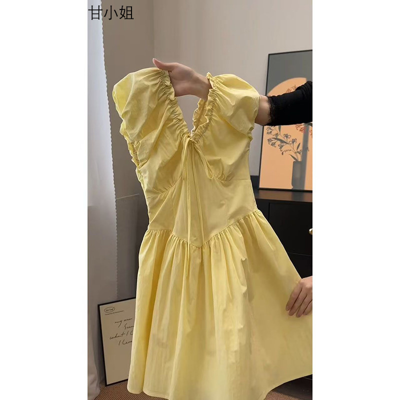 韩系温柔黄色V领无袖连衣裙女夏季设计感小个子收腰显瘦a字短裙子