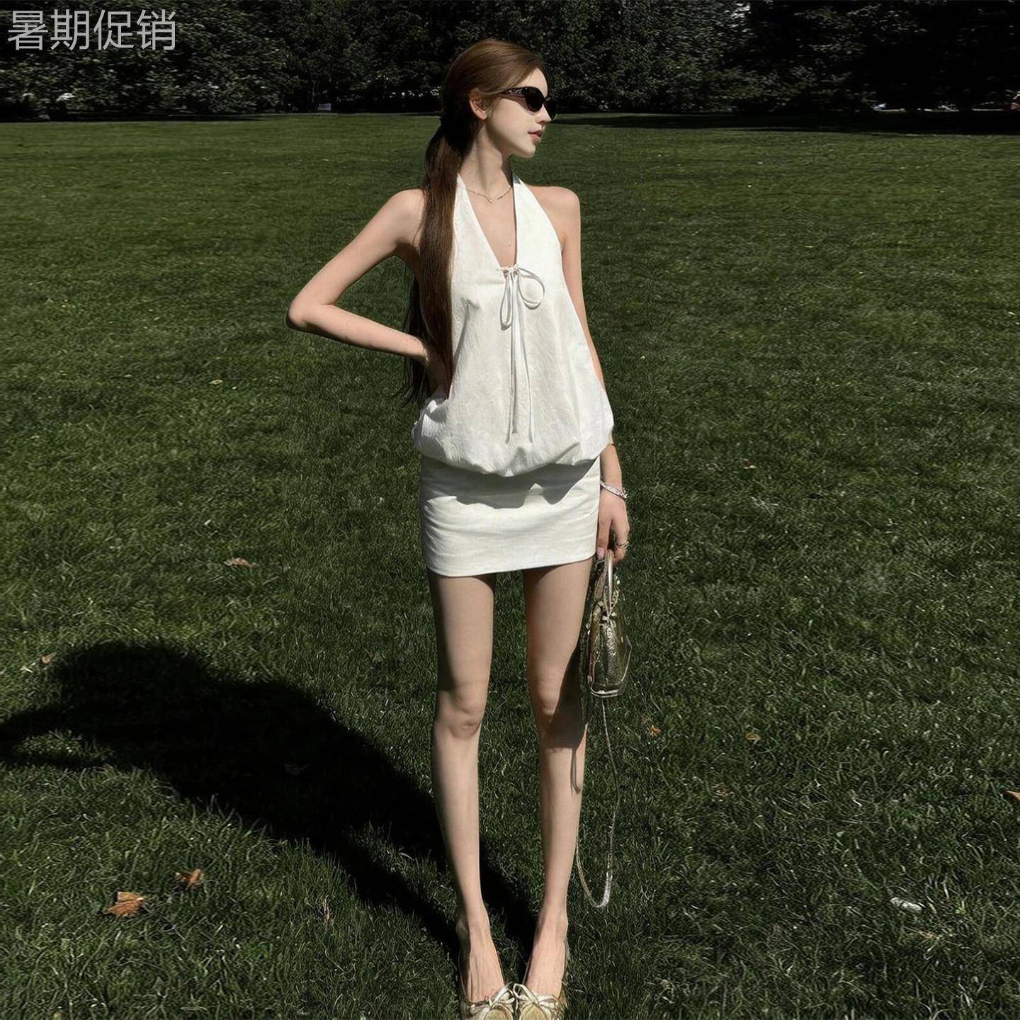 独特漂亮巨好看穿搭一整套2026新款白色挂颈上衣女夏季包臀裙套装