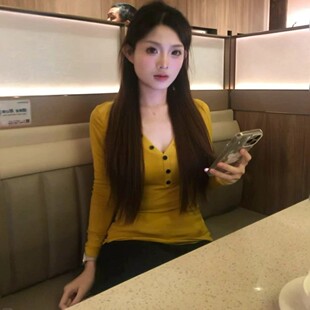显白姜黄色辣妹纯欲打底衫T恤2026秋冬新款修身显瘦V领内搭上衣女