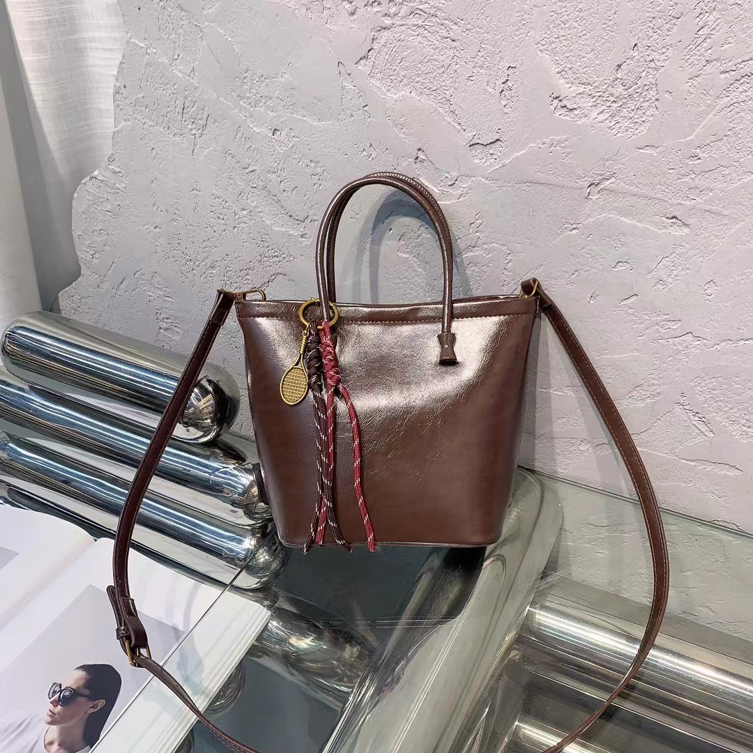 2024新款时尚潮流油蜡皮水桶包简约百搭手提包质感单肩包女斜跨包