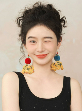 potato可爱毛球耳环民族风刺绣老虎耳坠女