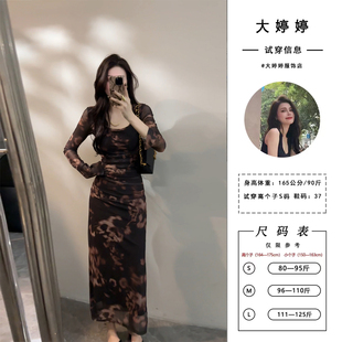 大婷婷 长裙印花方领A字裙连衣裙开叉收腰长袖秋季修身DT1552