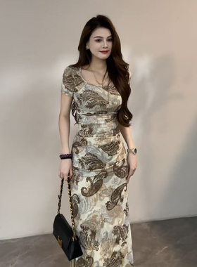 大婷婷 夏季新款复古风印花方领收腰时尚显瘦开叉连衣裙DT2281