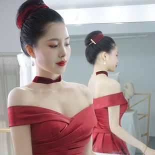 赫本复古法式简约酒红丝绒蝴蝶结发带项链珍珠耳环新娘敬酒服套装