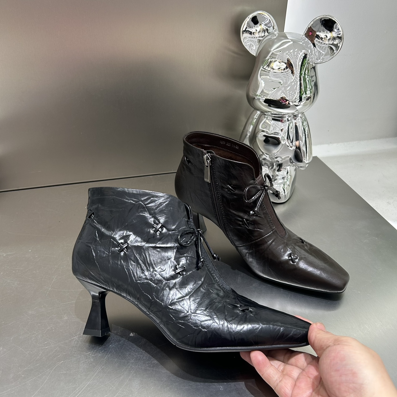 欧洲站牛皮2025秋季新尖头细高跟侧拉链褶皱短靴女百搭时装靴女靴