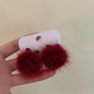 秋冬诞氛围感可爱红色显白蝴蝶毛绒球耳环女高级气质百搭新年耳饰