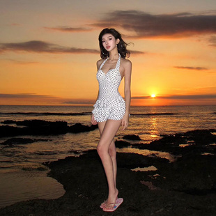 高级感沙滩度假波点泳装 2025新款 显瘦性感时尚 连体泳衣女修身 裙式