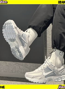 耐克 Nike Air Zoom Vomero 5女子气垫耐磨休闲跑步鞋 HQ0458-001