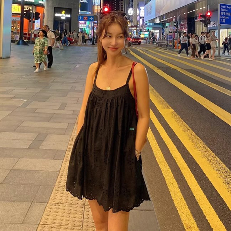 小性感露背镂空刺绣吊带连衣裙