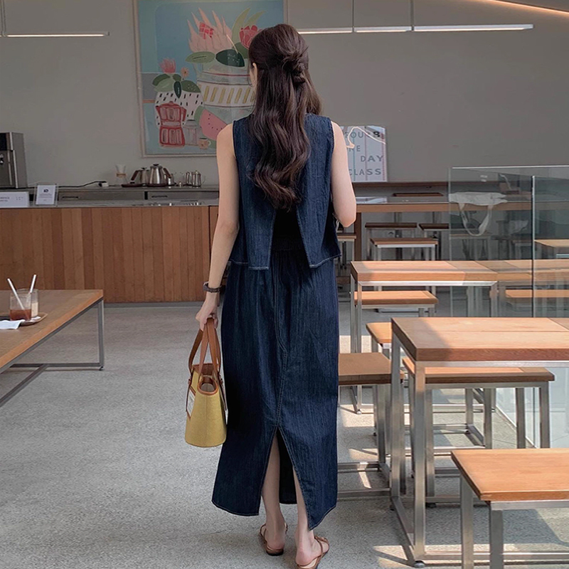 后背开叉牛仔背心+直筒半身裙