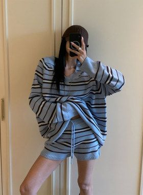 良良家巨好看的条纹针织两件套