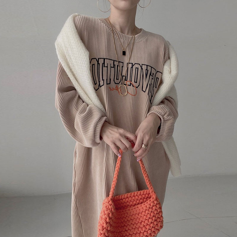 chic圆领字母印花灯芯绒连衣裙女