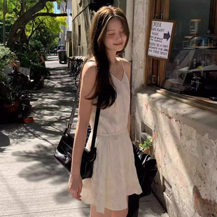 良良家 夏季新款甜美减龄纯色V领抽绳褶皱收腰无袖连衣裙吊带裙女