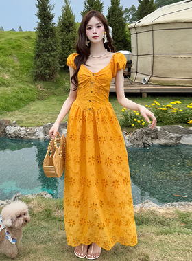 良良家复古洋气刺绣镂空提花连衣裙女夏季新款V领褶皱泡泡袖长裙