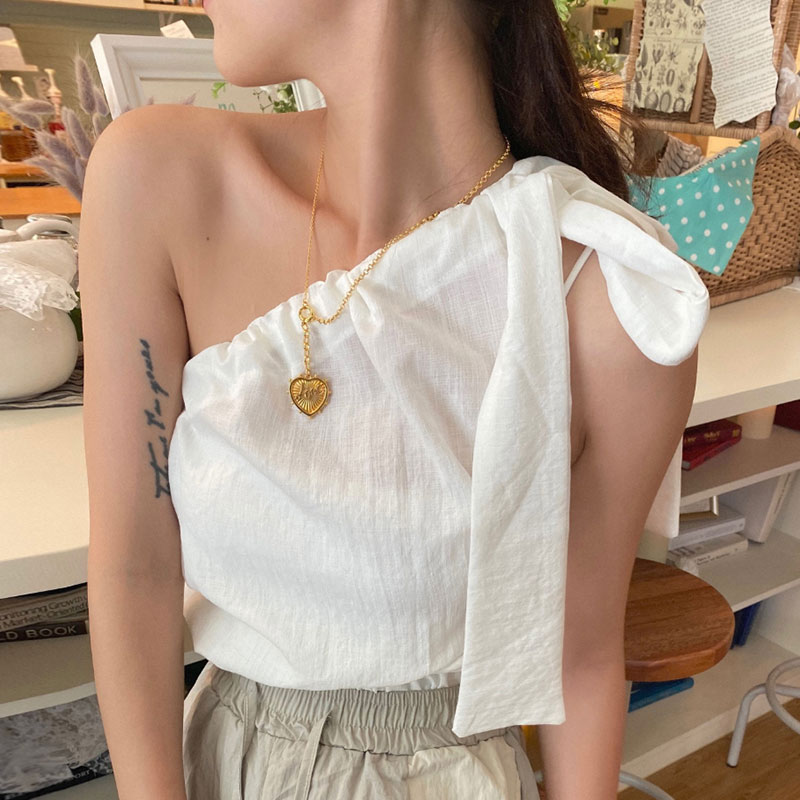 气质斜领露肩小心机背心马甲女