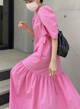 韩国chic夏季气质玫红显白圆领纯色宽松泡泡袖下摆荷叶边连衣裙女