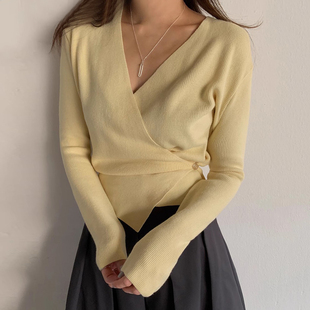 韩国chic秋季法式设计感交叉V领不规则系扣收腰百搭长袖针织衫女